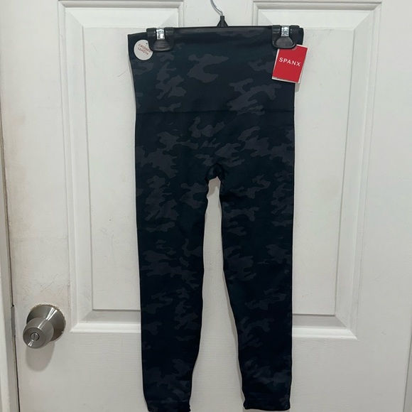 NWT Spanx Cropped Length Legging - Picture 1 of 2